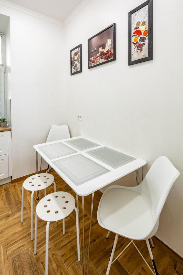 Three Bedroom Apartment On Rynok Square Lviv Exterior foto