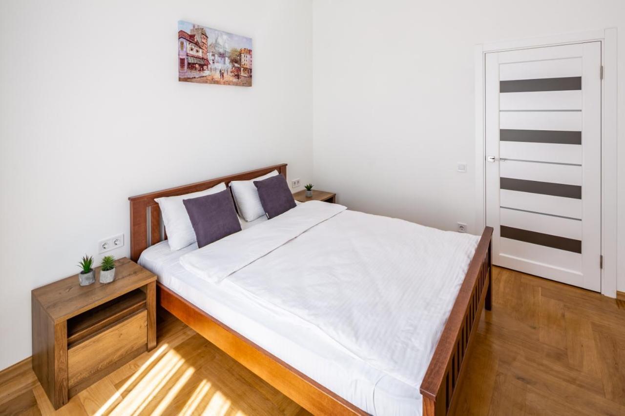 Three Bedroom Apartment On Rynok Square Lviv Exterior foto