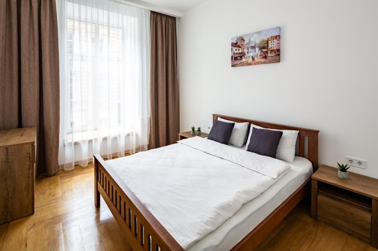 Three Bedroom Apartment On Rynok Square Lviv Exterior foto