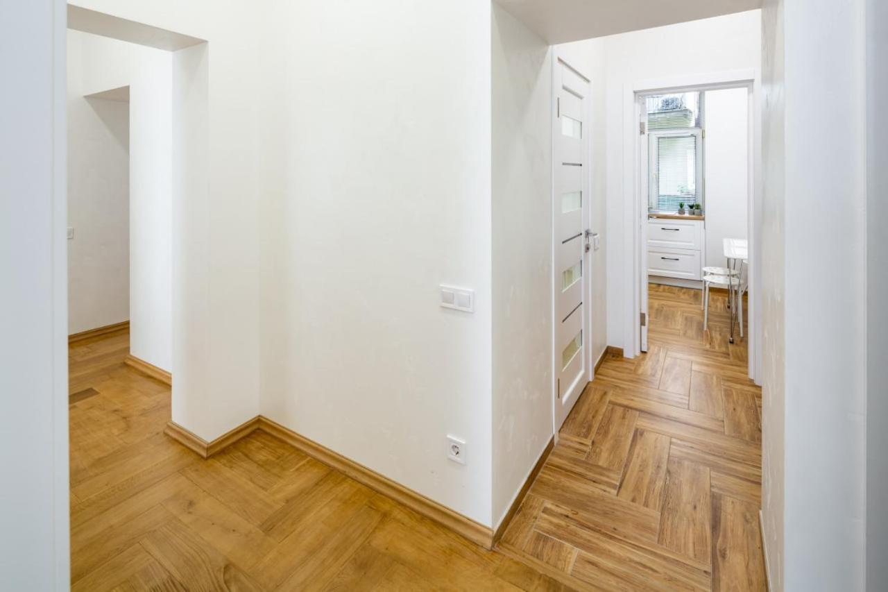 Three Bedroom Apartment On Rynok Square Lviv Exterior foto