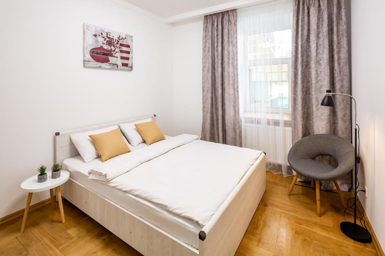 Three Bedroom Apartment On Rynok Square Lviv Exterior foto